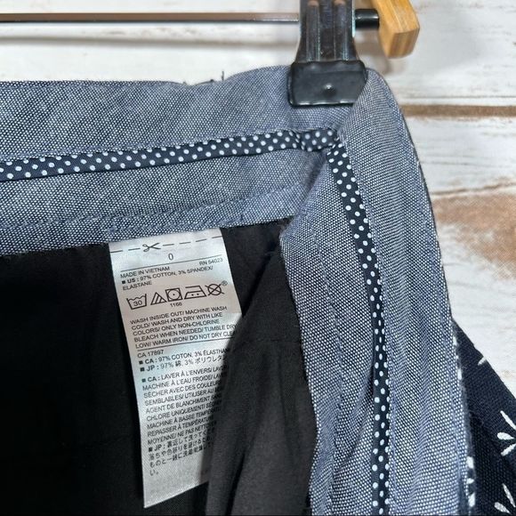 Banana Republic Navy Blue w Red Geometric Print Patterned Shorts | Size 0 - Picture 7 of 8